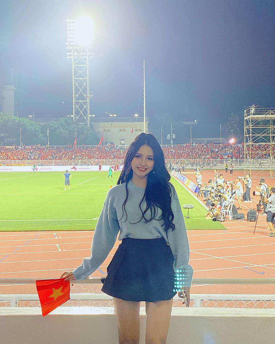 冬运会足球决赛,足球赛现场美女