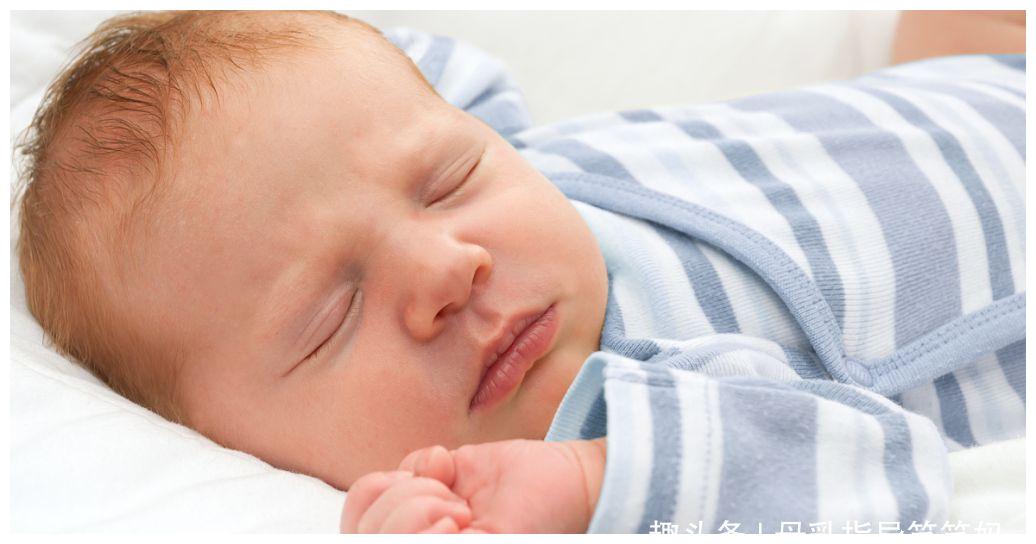 新生儿10天睡觉一惊一乍哼哼唧唧,新生儿睡觉老是一惊一乍双手举起