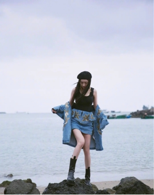 杨幂挑战剧组最土穿搭,杨幂挑战粉色系衣服穿搭