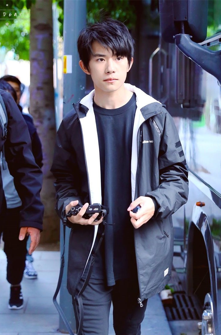 易烊千玺快乐大本营被宠爱,奢侈品牌代言人易烊千玺