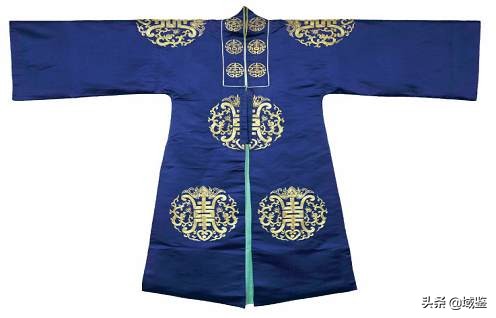 动辄数十万的京剧戏服，写满了中国故事