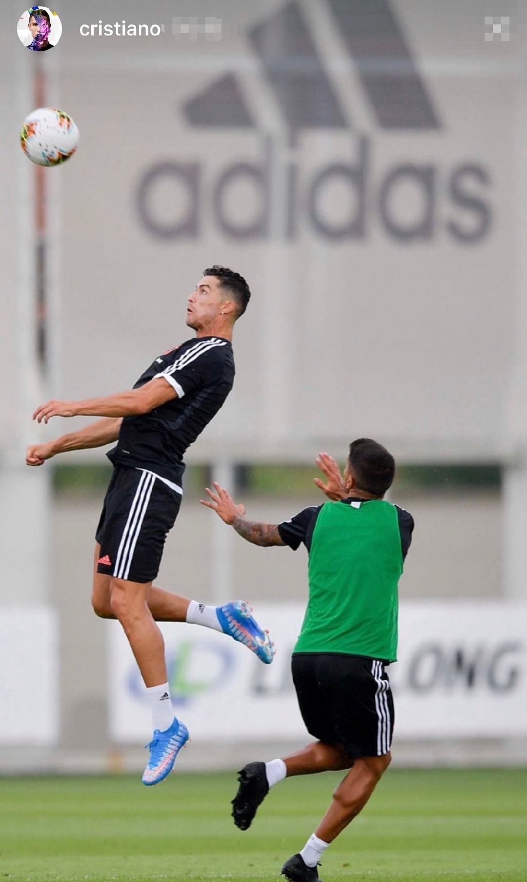 c罗训练左脚皇马射门队友观看,c罗训练秀球技视频