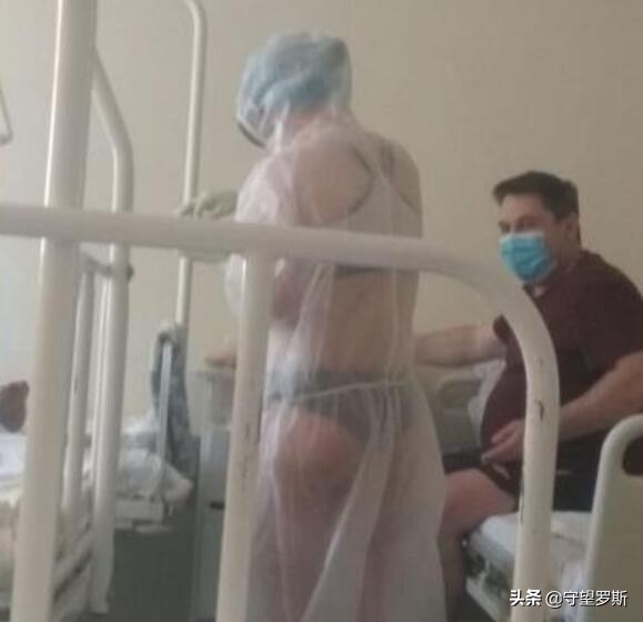 俄比基尼女护士露出真面目，网友惊叹：原来颜值也很能打