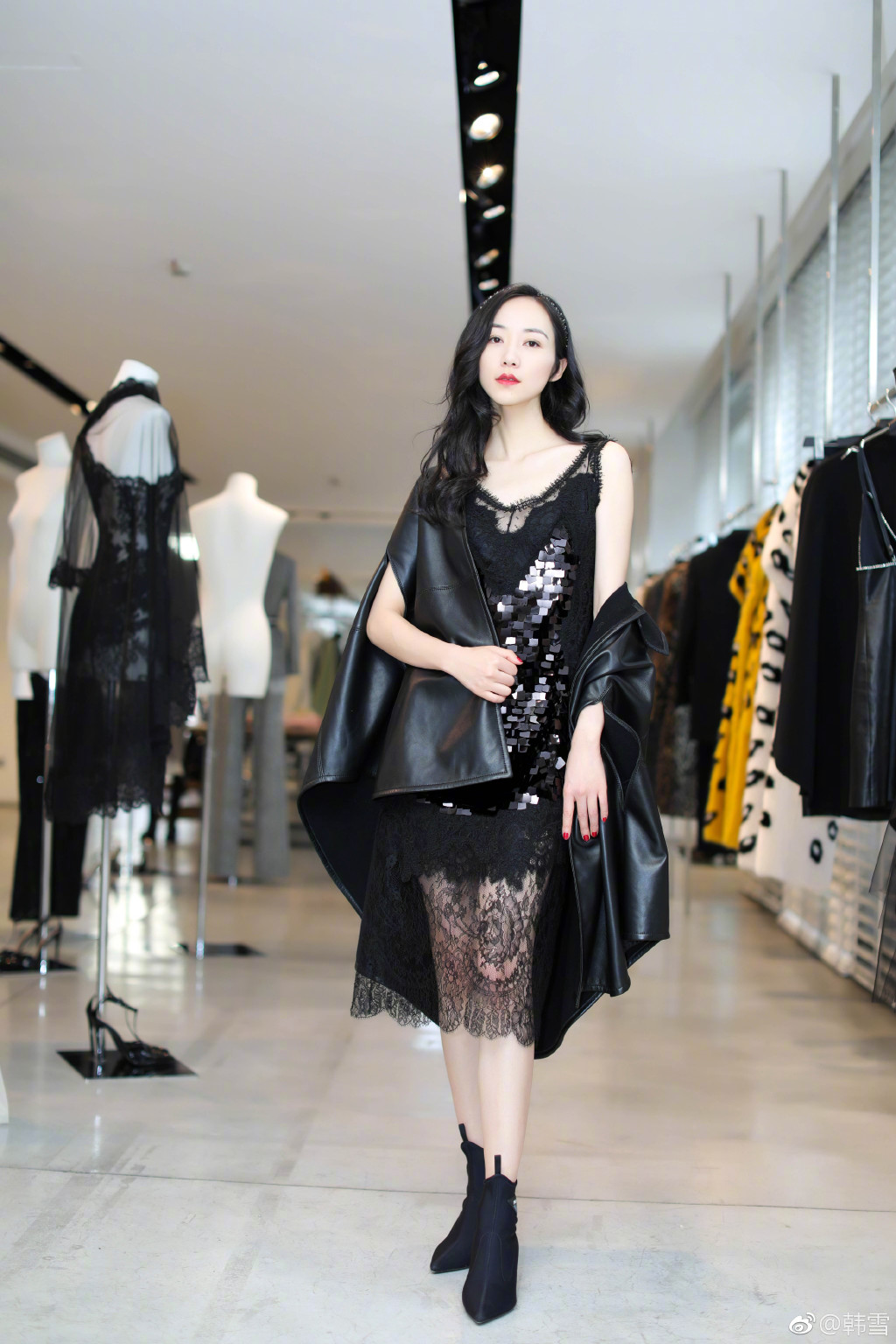 韩雪穿黑色风衣照,36岁的韩雪一身少女装现身