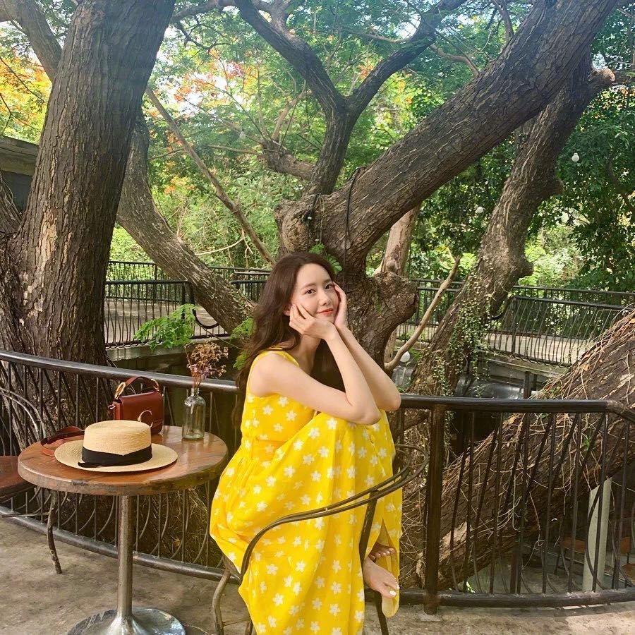 夏季女明星都爱抢着穿碎花裙,女明星红色碎花裙街拍