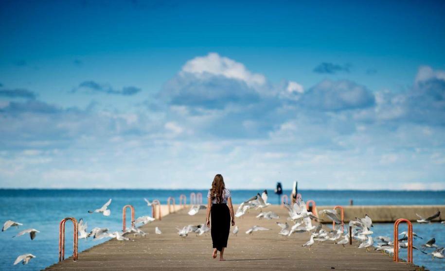 女人面对感情内心摇摆不定,中年女人该有什么样的爱情观