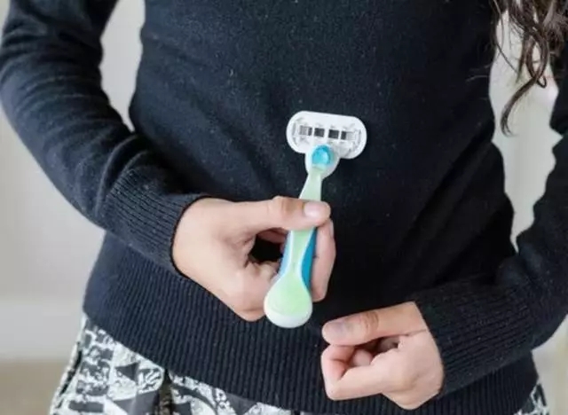 穿久的旧毛衣领口大了怎么缝,毛衣穿久了松垮怎么复原