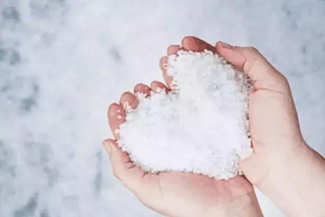 抿嘴时下巴密密麻麻小疙瘩,下巴长了好多凸起来的小疙瘩