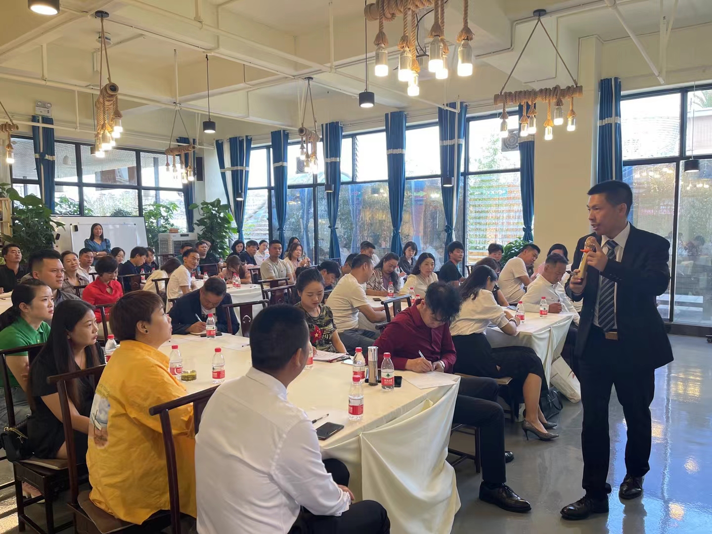 红酒为什么要分级？听雷盛红酒来发声