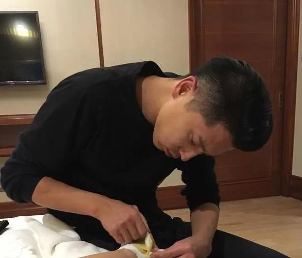 参观王雷和李小萌的豪宅，餐厅等于是个观景台，三面墙都是落地窗