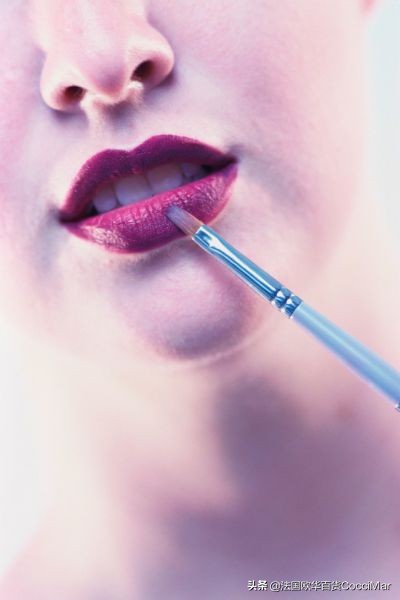 李佳琦涂唇釉的正确方法,教大家一个唇釉小技巧