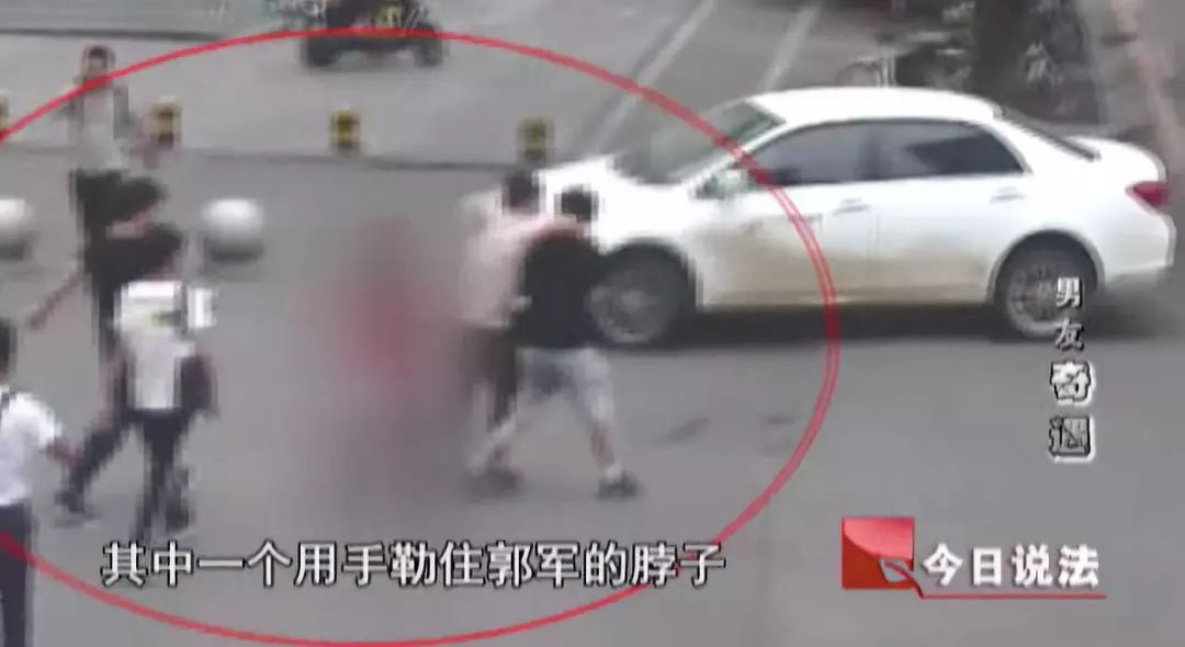 今日说法|不想见家长？男友雇人上演闹市街头被“警察”带走，失联后牵出爱情*局骗**