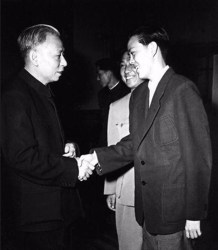 容国团一生获几个冠军,容国团第一个世界冠军高清图片