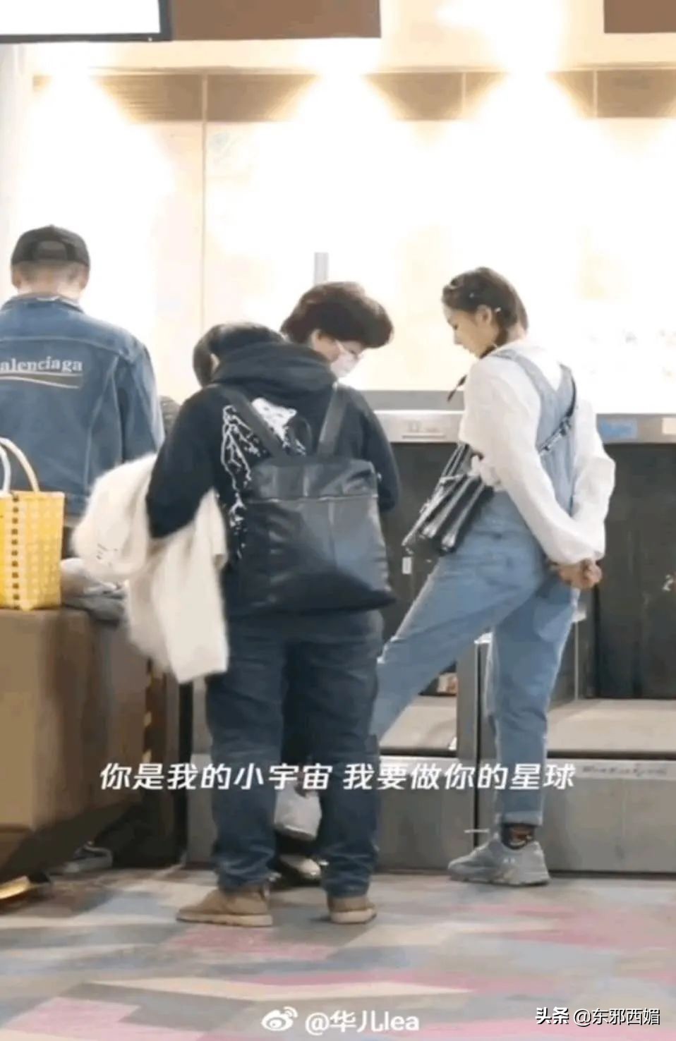 当众踹别人一脚犯法吗,当众踹人违法吗