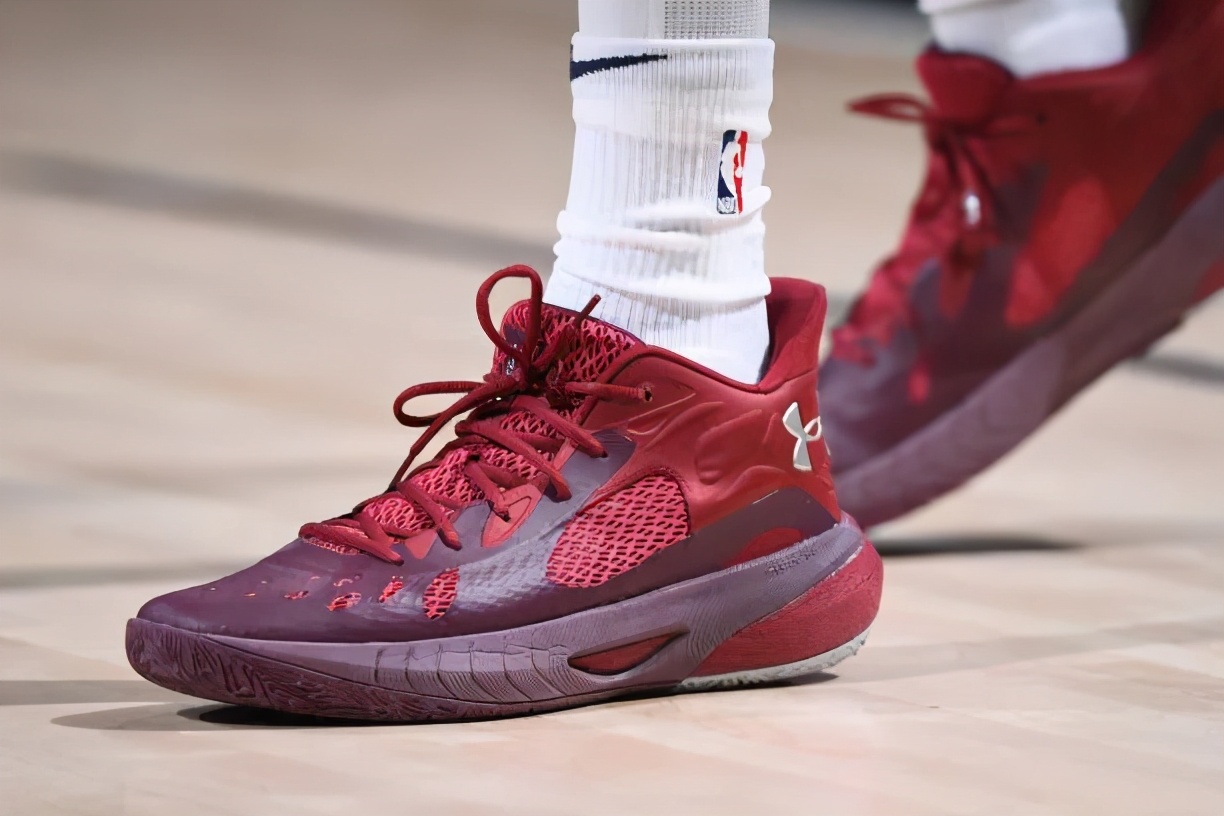 nba球员上脚球鞋闪击8,nba球星上脚闪击6圣诞节