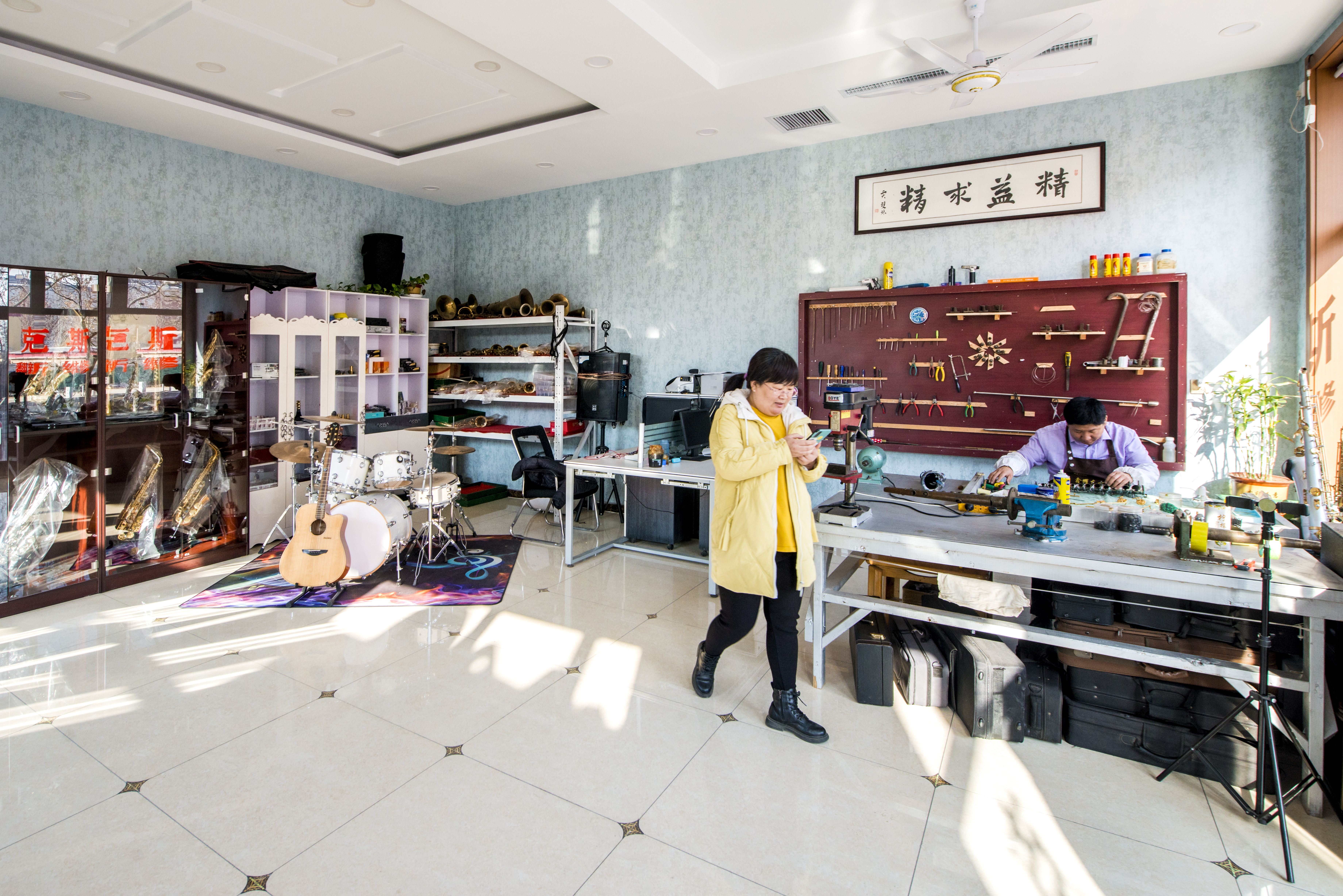 周卫仓，一位从周窝村走出来的萨克斯制作和吹奏高手