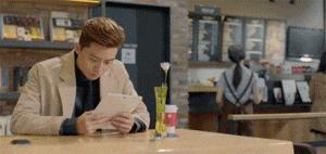 搞笑gif跟着妹子的节拍摇起来,敲锣打鼓甩头搞笑gif