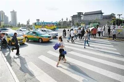 西安入选最幸福城市的新闻发布会,连续十年中国十大最具幸福感城市