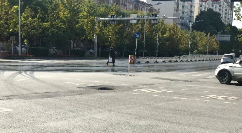 路口井盖凹陷怎么回事,井盖凹陷导致车辆受损怎么解决