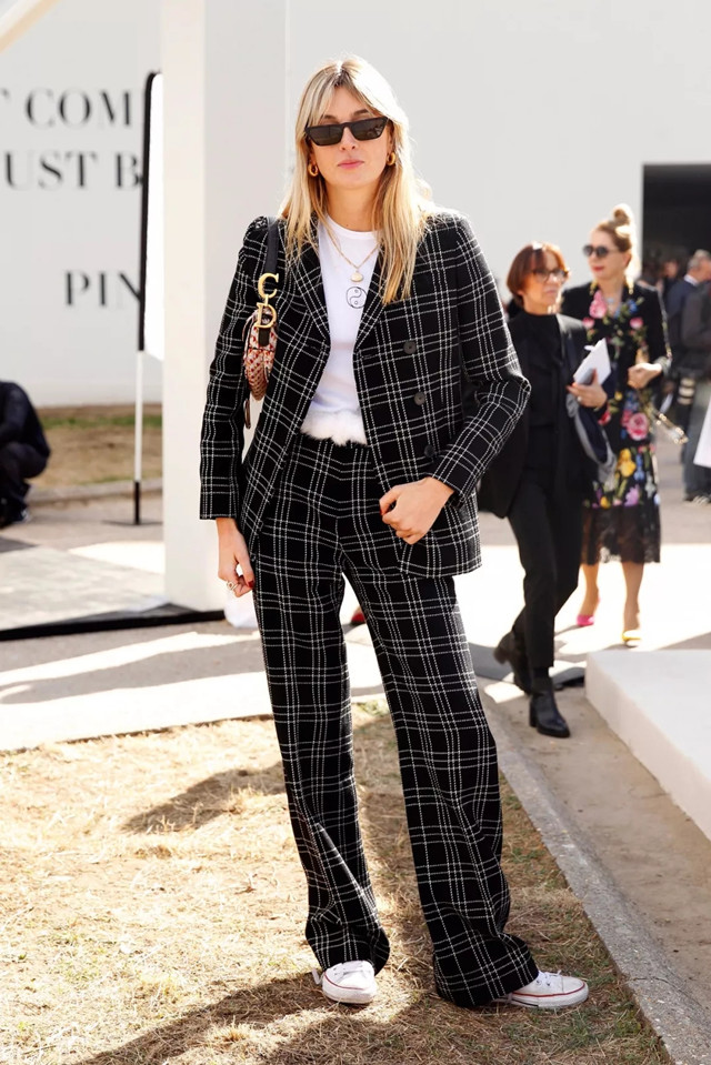 帆布鞋真的百搭吗,帆布鞋百搭又好看可是容易脏