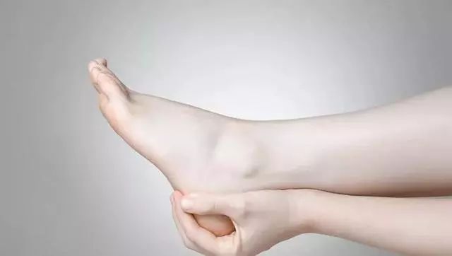 冬季手脚干裂用什么方法,冬天手脚干燥裂口针灸