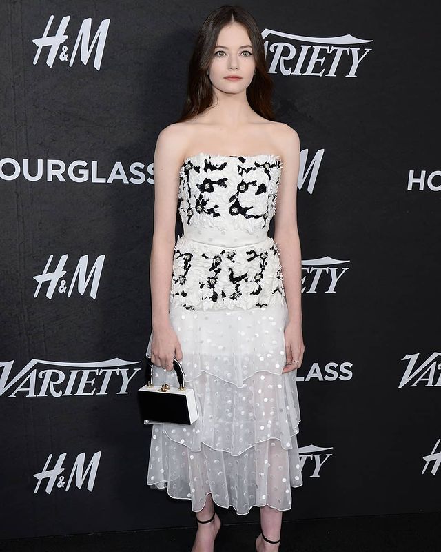 小仙女麦肯吉·弗依从小美到大，明眸皓齿，穿香奈儿礼服很贵气