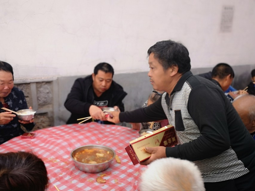 发烟应该一次拿一支还是两支,发烟一人一包吗