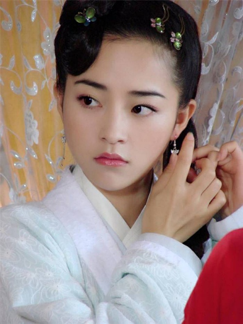 童年女神“雪精灵”，出道后从未演过女主，28岁退圈当了配音艺人