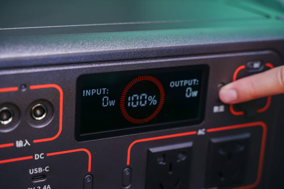 外出露营用电全靠它，电霸级别电小二户外电源1800W测评