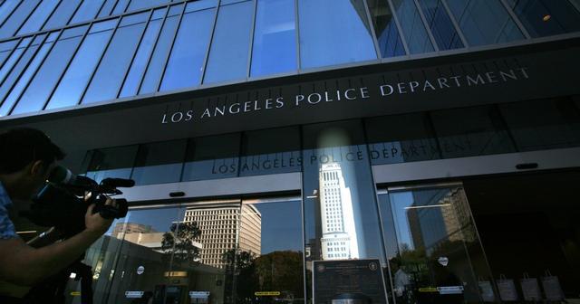 抚摸女性死者胸部被执法记录仪摄录！美国警察被停职调查
