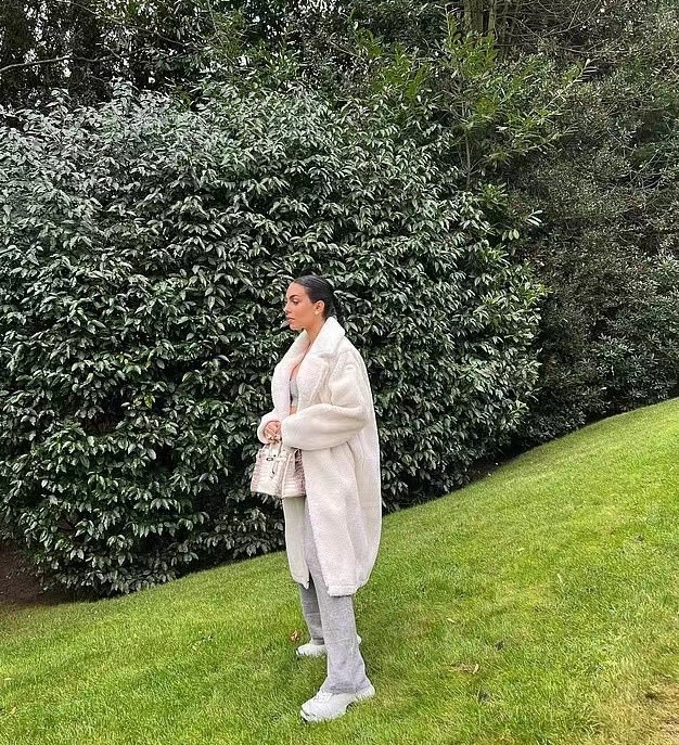 C罗小9岁未婚妻喜怀双胞胎！裹皮草大衣当阔太，孕肚掩不住马甲线