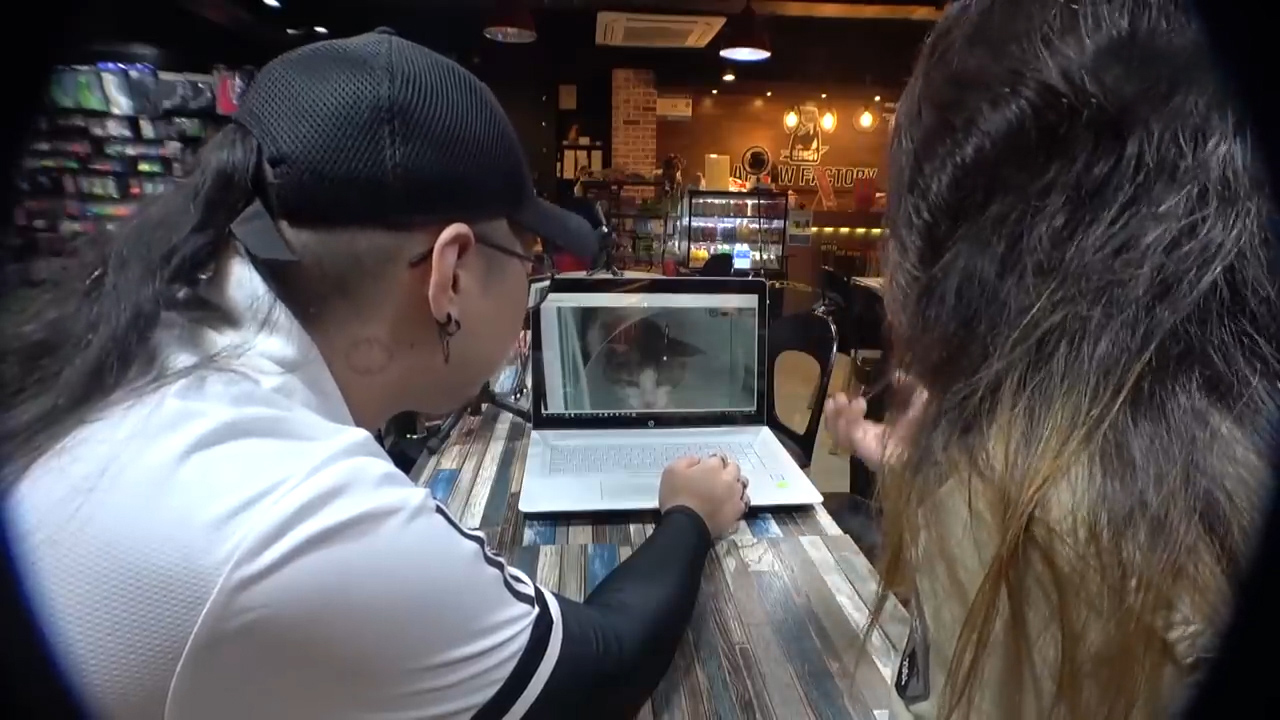 猫咪眼睛被大猫打瞎了,把猫咪当狙击枪玩视频