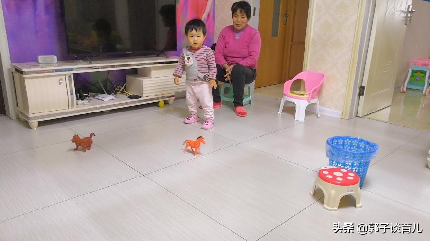 1岁多的宝宝睡不踏实，晚上醒好几次，罪魁祸首竟是奶奶！