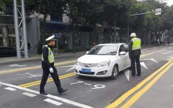 开车上路锯齿车道如何行驶,开车遇到锯齿车道怎么办