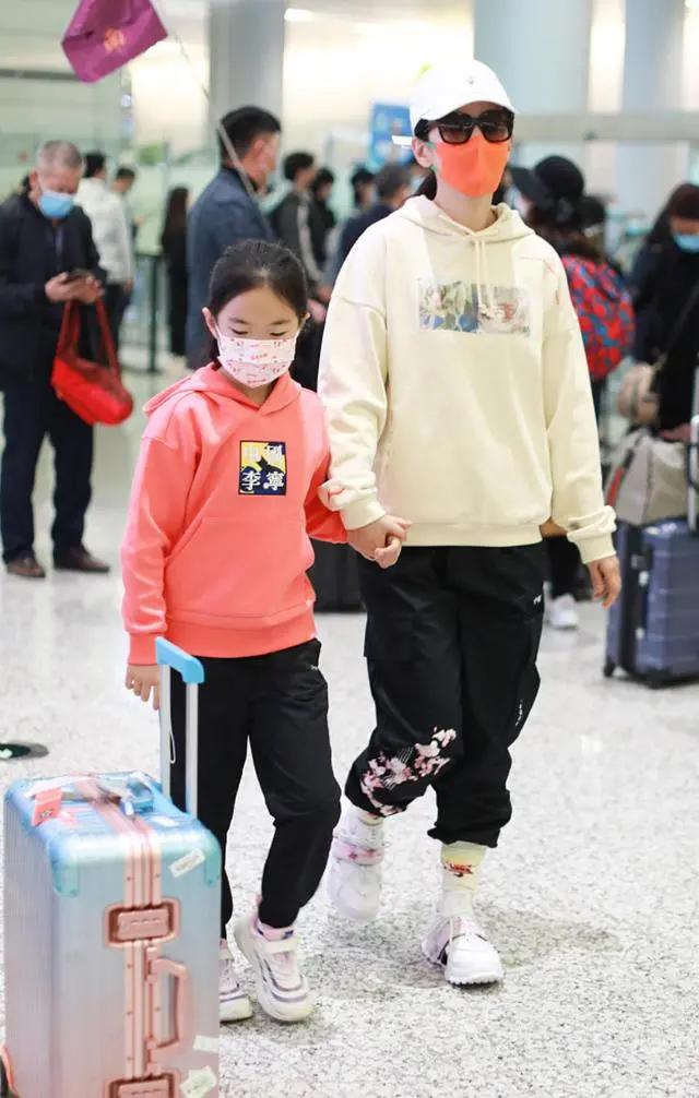 明星们脚上的球鞋，悄悄变贵了