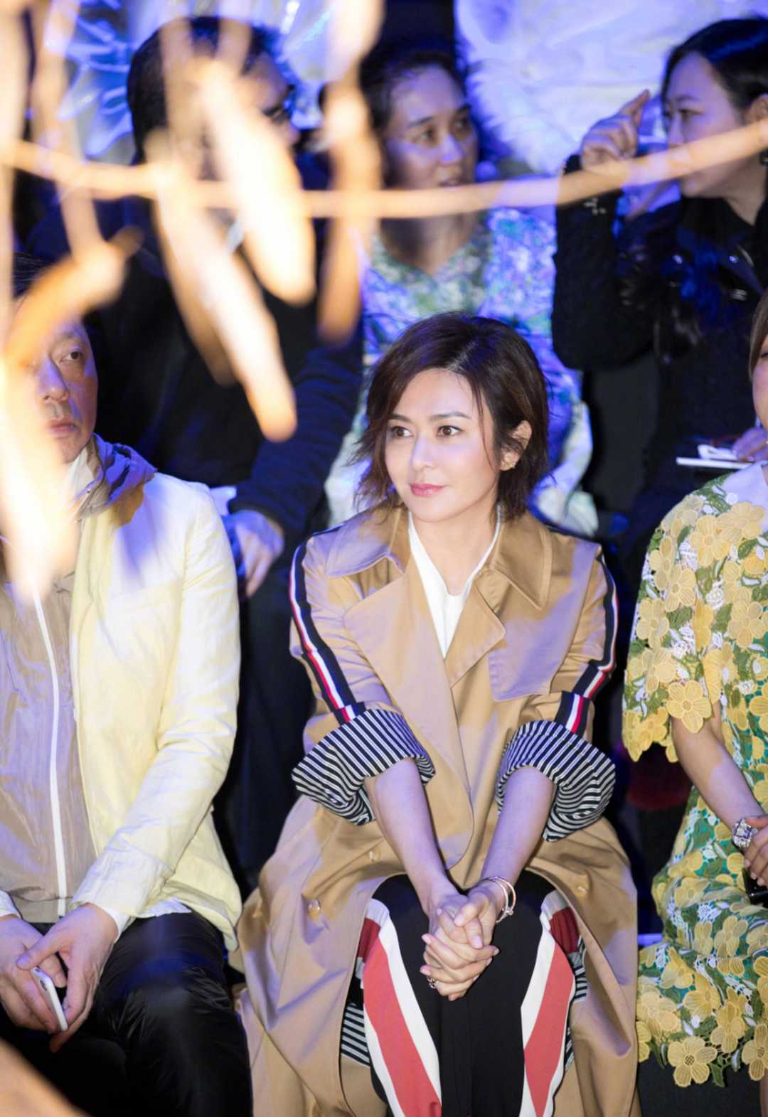 关之琳灰色长风衣,关之琳港风白裙穿搭