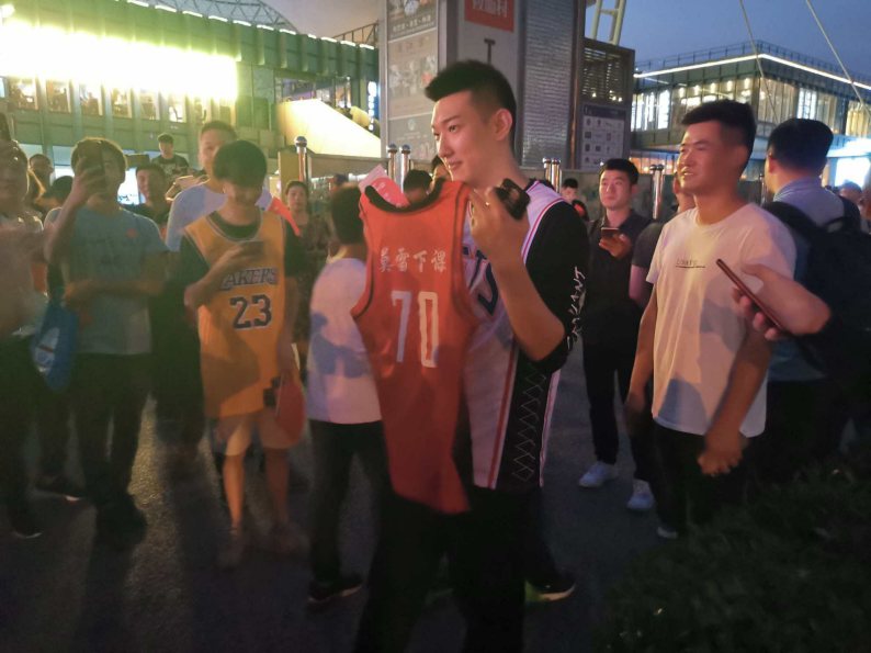 天寒不宜裸奔，奉劝个别NBA球迷长点儿心吧
