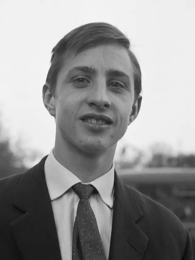 克鲁伊夫为什么是飞翔的荷兰人,足球历史上最强的是克鲁伊夫