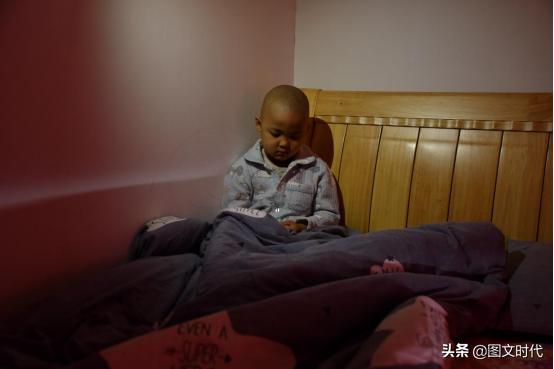 男孩确诊癌症后躺在妈妈怀里痛哭,三岁男童罹患肿瘤之王