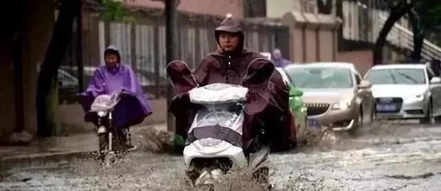 电动车被雨淋湿了能充电吗,电动车被雨淋了还能骑吗