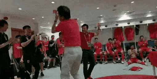 我们是足球的搬运工，专业输球30年，从未被超越