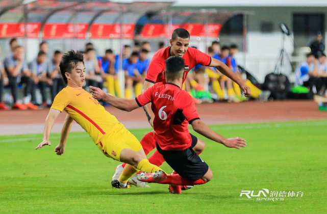 足球万人欢呼现场,足球比赛全场轰动