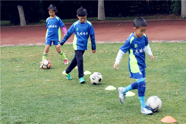 孩子踢球前吃点什么比较好,6岁宝宝练足球应该先练什么