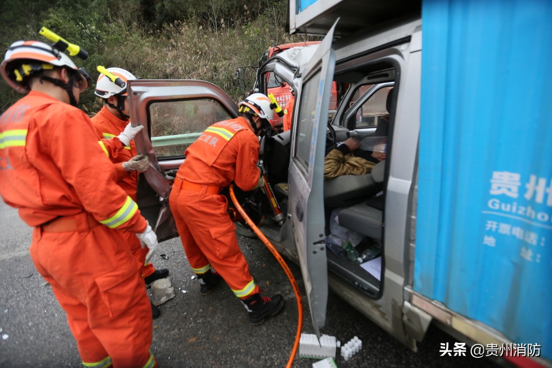 两大车相撞后续,两车相撞现场只有一辆车原视频