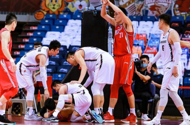 狂轰32+6！郭艾伦大开杀戒，换帅如换刀，辽篮酿28分大胜