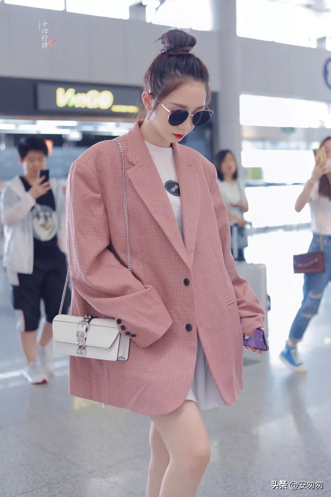 下半年第一周明星们都穿哪些转运装，一起看明星机场秀吧