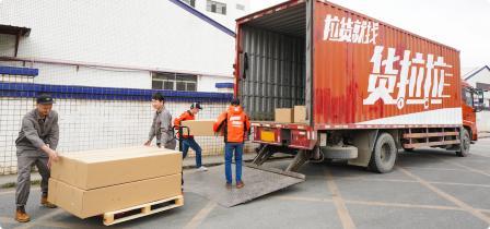 卧室整体定制衣柜与成品衣柜,新房子买成品衣柜还是定制衣柜