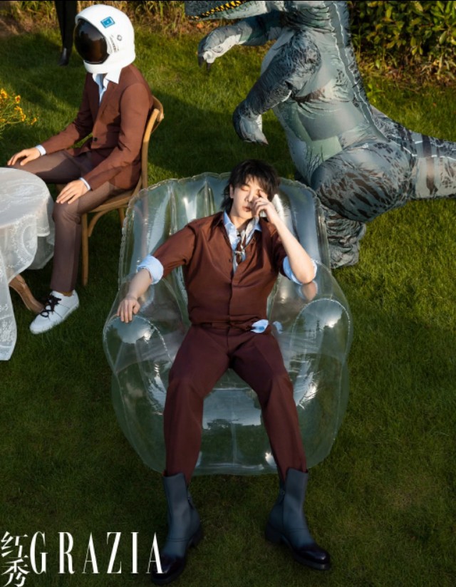 华晨宇cosplay齐木楠雄,华晨宇一袭红装变成羽翼