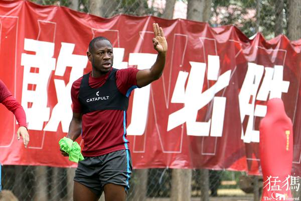 建业主帅哈维尔再给球员训话,建业主教练哈维尔翻译