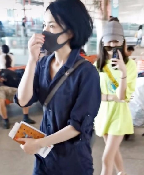 李嫣穿着一身黑色休闲装,李嫣染的黑发